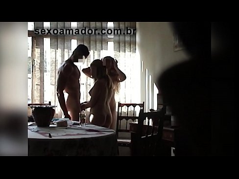 ❤️ Els amics sexuals conviden un home gegant i un trio amb ell ❌ Vídeo de sexe a nosaltres ☑